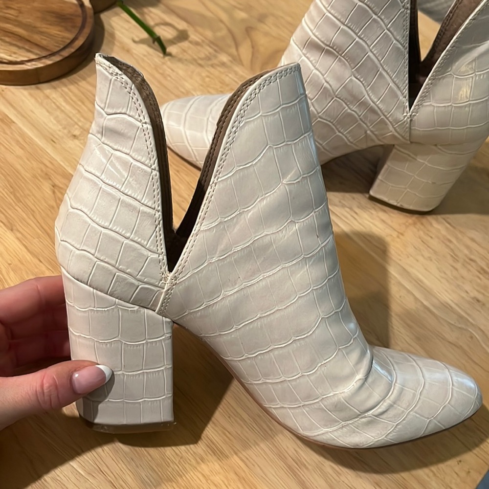 Steve Madden 6.5 Snake boots